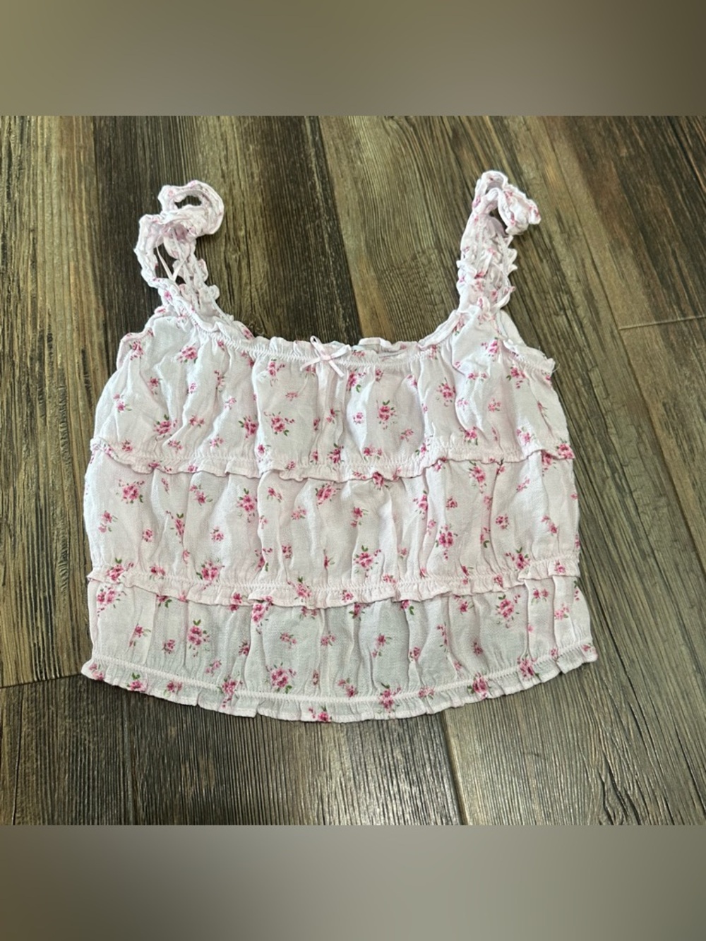 Love tree pink dainty floral cropped camo women’s M bow tier feminine